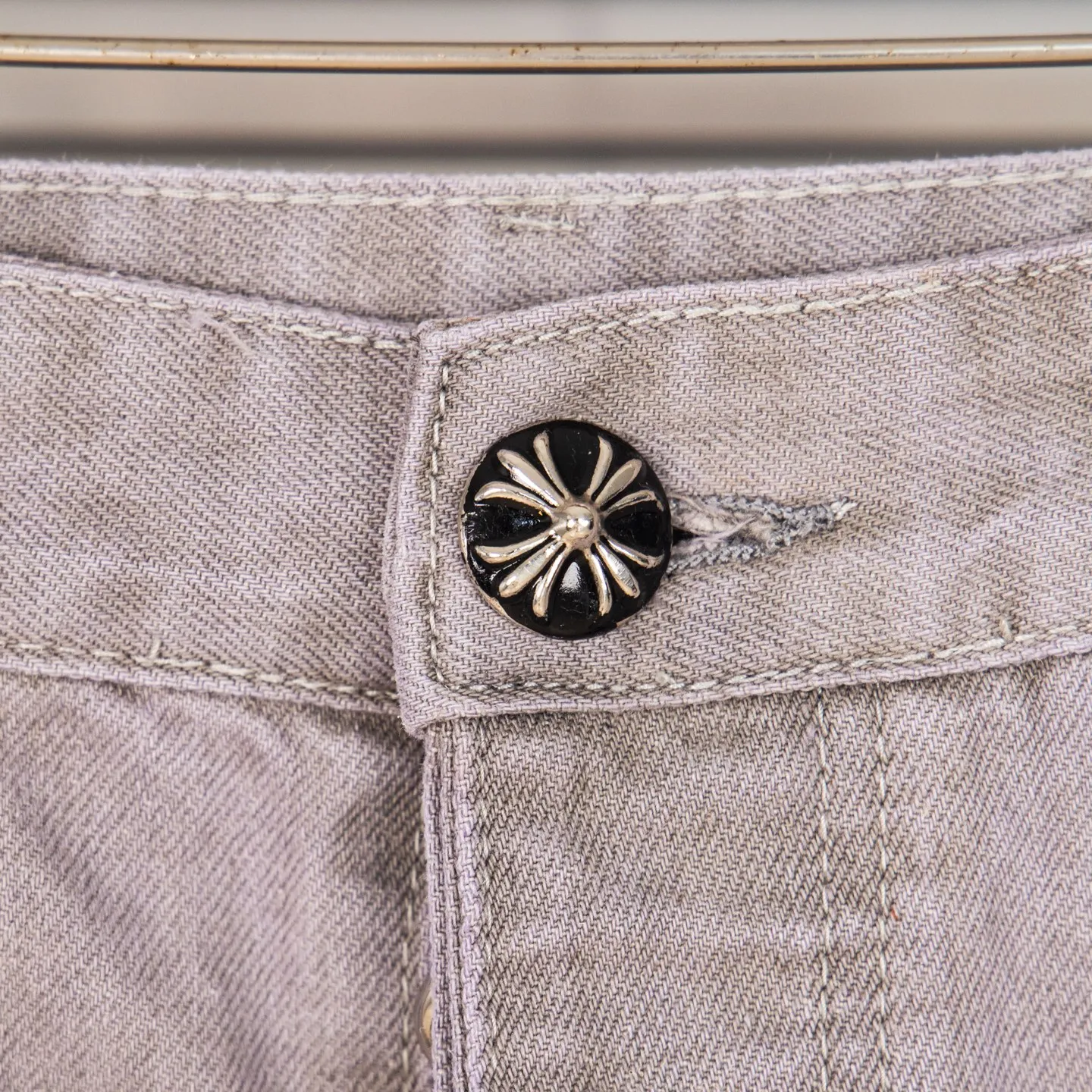 P290 Chrome Hearts Gray Cow King Jeans Multi-Leather Standard Work Jeans CH Jeans All need to be washed and then disassembled and hand-stitched with sheepskin cross leather and then spliced to complete. The whole process is too complicated to describe. About Chrome Hearts This is an extremely luxurious fashion brand that can also be called the aristocracy of the high street. It has always been an exclusive brand for some hipsters or the second generation of rich people. Compared with ordinary high streets, it is more luxurious and noble. Compared with luxury brands, it is more fashionable and individual. It has always been a brand that I have a special liking for. Style number: 1763# Color: Gray Size: 28 30 32 34 36